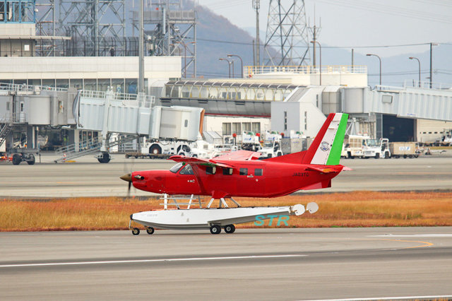 高松空港で紅の豚のような水陸両用機『ラーラ・ロッサ』を見る