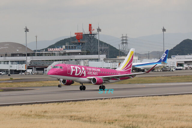 高松空港にフジドリームエアラインズ JA15FJ 飛来