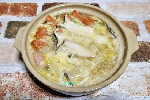 白菜とソーセージのチーズ鍋を作る