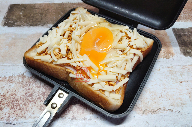 ホットサンドメーカーでチキンラーメンチーズベーコンサンドを作る